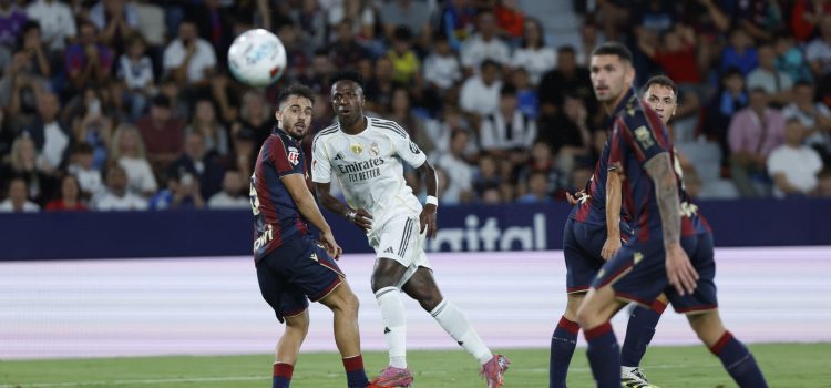 Vinicius Jr. (2i) dispara y marca el primer gol ante el Levante, en el Ciutat de Valencia. EFE/Biel Aliño