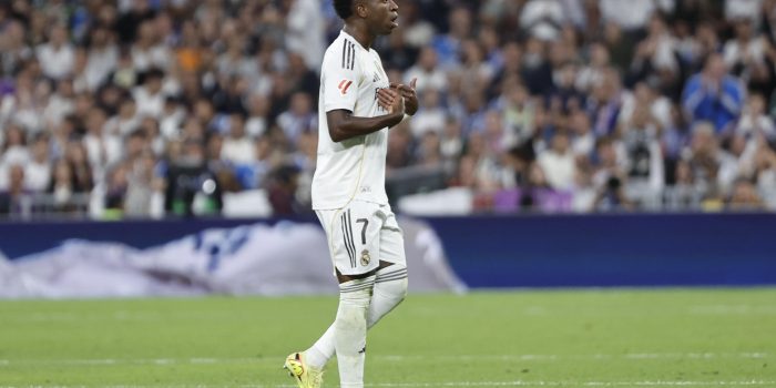 El delantero del Real Madrid Vinicius Jr, reacciona al ser sustituido durante el partido de la décima jornada de LaLiga EA Sports, que Real Madrid y FC Barcelona disputaron en el estadio Santiago Bernabéu. EFE/ Sergio Perez