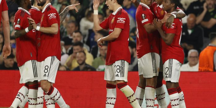 Los jugadores del Manchester United celebran el gol marcador Marcus Rashford al Real Betis. EFE/ Raul Caro