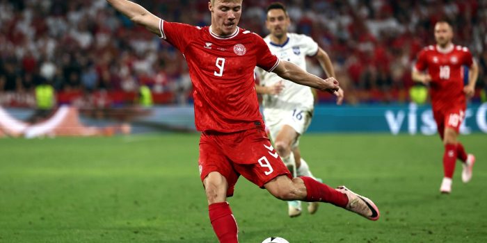 Fotografía de ANNA SZILAGYI, en la que puede verse en una imagen de archivo del 25 de junio de 2024 al futbolista danés Rasmus Hojlund. EFE