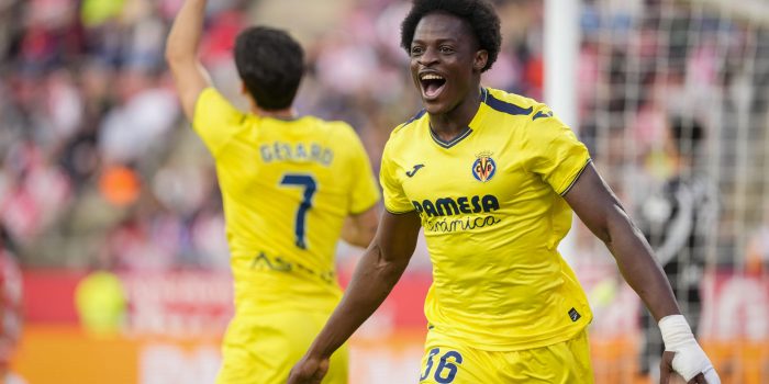 El delantero camerunés del Villarreal, Etta Eyong, tras conseguir el primer gol del equipo castellonense durante el encuentro correspondiente a la jornada 35 de Laliga EA Sports que disputaron Girona y Villarreal en el estadio municipal de Montilivi, en Girona. EFE/David Borrat.