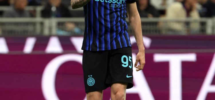 El jugador del Inter Milan Alessandro Bastoni durante el partido de este domingo ante el Roma. EFE/EPA/MATTEO BAZZI