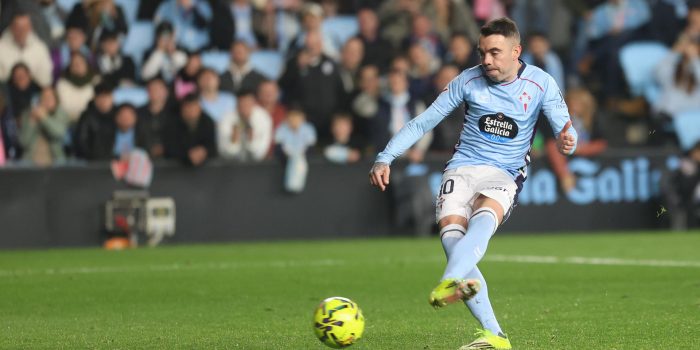 El delantero del Celta Iago Aspas marca un gol de penalti durante el partido de la jornada 25 de LaLiga EA Sports que Celta de Vigo y RCD Mallorca disputaron en el Estadio de Balaidos. EFE/ Salvador Sas