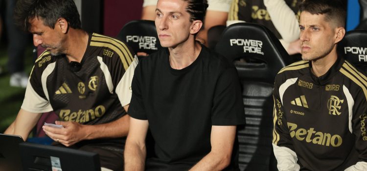 El entrenador de Flamengo, Filipe Luis (c), dirige en el partido de ida por la final de la Recopa Sudamericana entre Lanús y Flamengo en el estadio Ciudad de Lanús en Lanús (Argentina). EFE/Adán González