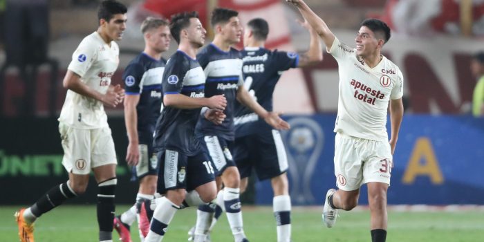 Piero Quispe (d) de Universitario celebra su gol hoy, en un partido de fase de grupos de la Copa Sudamericana entre Universitario y Gimnasia y Esgrima en el estadio Monumental en Lima (Perú). EFE/Paolo Aguilar