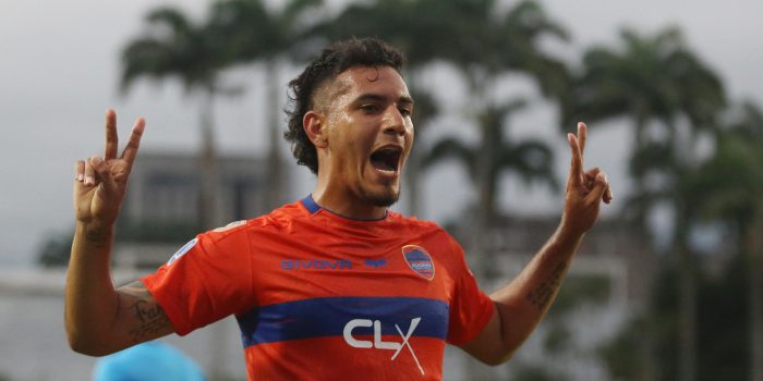 Junior Paredes de Puerto Cabello celebra tras anotar un gol este miércoles, en un partido de la fase de grupos de la Copa Sudamericana. EFE/ Juan Carlos Hernández