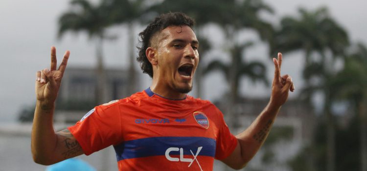 Junior Paredes de Puerto Cabello celebra tras anotar un gol este miércoles, en un partido de la fase de grupos de la Copa Sudamericana. EFE/ Juan Carlos Hernández