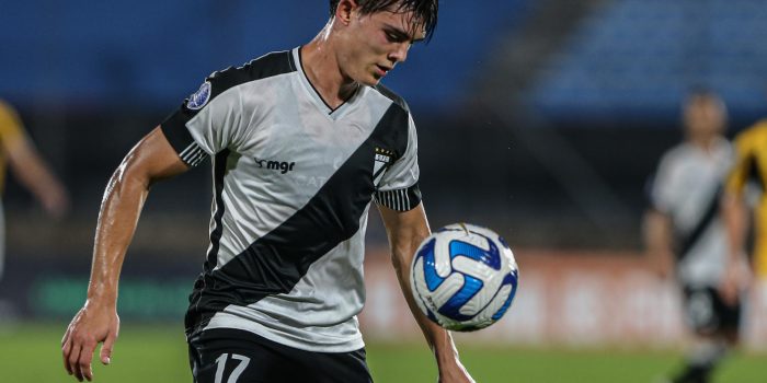 Rafael Haller de Danubio toma hoy el balón, el 25 de mayo de 2023, en un partido de Copa Sudamericana. EFE/ Gastón Britos