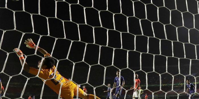 El arquero de Japón Keisuke Osako recibe un gol. Imagen de archivo. EFE/Fernando Bizerra