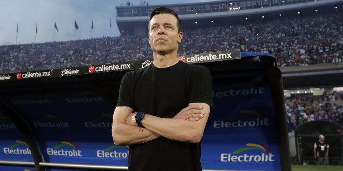 El entrenador del Pachuca, Esteban Solari, reacciona previo a un partido en el estadio Olímpico Universitario en Ciudad de México (México). EFE/Isaac Esquivel