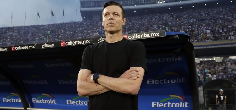 El entrenador del Pachuca, Esteban Solari, reacciona previo a un partido en el estadio Olímpico Universitario en Ciudad de México (México). EFE/Isaac Esquivel