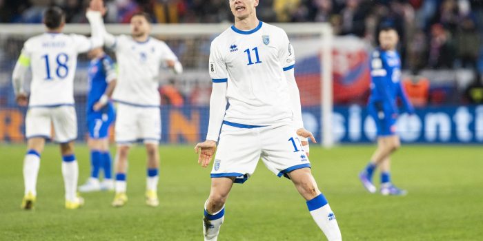 El jugador de Kosovo Fisnik Asllani celebra el 2-2 durante el partido de la repesca que han jugado Eslovaquia y Kosovo en Bratislava, Eslovaquia. EFE/EPA/Jozef Jakubco