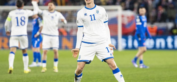 El jugador de Kosovo Fisnik Asllani celebra el 2-2 durante el partido de la repesca que han jugado Eslovaquia y Kosovo en Bratislava, Eslovaquia. EFE/EPA/Jozef Jakubco