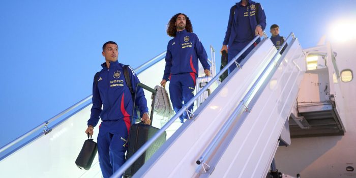 Los jugadores de la selección española de fútbol a su llegada al aeropuerto de Sofía, donde se enfrentará a la selección de Bulgaria para el Mundial 2026. EFE/RFEF/Ángel Martínez SÓLO USO EDITORIAL, PERMITIDO SU USO SÓLO EN RELACIÓN A LA INFORMACIÓN QUE APARECE EN EL PIE DE FOTO (CRÉDITO OBLIGATORIO)