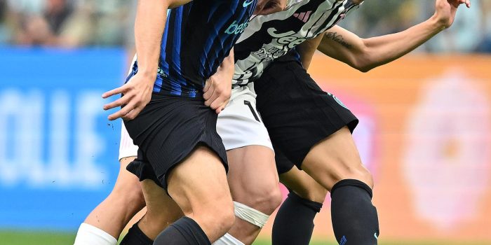 Kenan Yildiz (d) de la Juventus y Niccolò Barella del Inter en acción durante el partido de la Serie A italiana de fútbol entre Juventus FC e Inter FC en Turín, Italia.EFE/EPA/ALESSANDRO DI MARCO