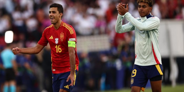 Fotografía de Anna Szilagyi, en la que puede verse en una imagen de archivo del 5 de julio de 2024 a los internacionales españoles Rodrigo Hernández (i) y Lamine Yamal (d), tras un partido de su equipo en la Eurocopa de Alemania. EFE