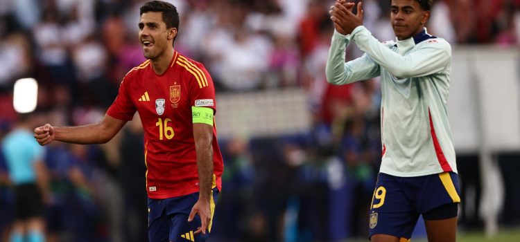 Fotografía de Anna Szilagyi, en la que puede verse en una imagen de archivo del 5 de julio de 2024 a los internacionales españoles Rodrigo Hernández (i) y Lamine Yamal (d), tras un partido de su equipo en la Eurocopa de Alemania. EFE