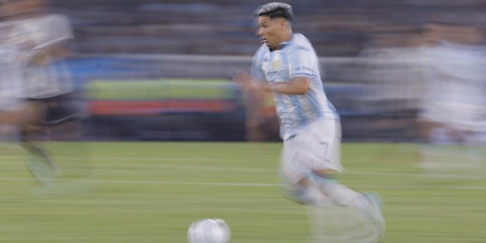 Maximiliano Salas de Racing controla un balón en el partido de ida de la Recopa Sudamericana. EFE/ Juan Ignacio Roncoroni