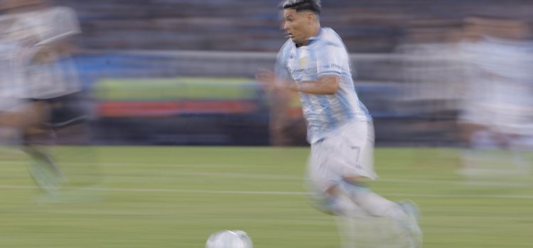 Maximiliano Salas de Racing controla un balón en el partido de ida de la Recopa Sudamericana. EFE/ Juan Ignacio Roncoroni