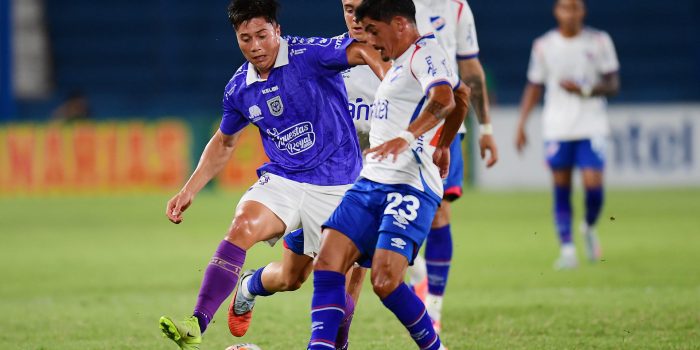 Lucas Rodríguez (d), de Nacional, disputa un balón con Aldrix Jara, de Concepción, en un partido de la Serie Río de La Plata entre Nacional y Deportes Concepción en el estadio Gran Parque Central en Montevideo (Uruguay). EFE/STR