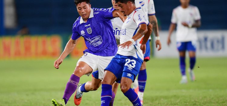 Lucas Rodríguez (d), de Nacional, disputa un balón con Aldrix Jara, de Concepción, en un partido de la Serie Río de La Plata entre Nacional y Deportes Concepción en el estadio Gran Parque Central en Montevideo (Uruguay). EFE/STR