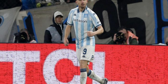 alt El argentino Martínez le da a Racing la ventaja momentánea