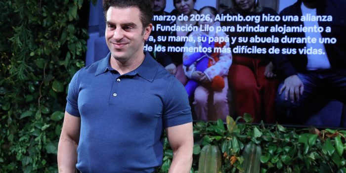El director ejecutivo y cofundador de Airbnb, Brian Chesky, posa durante una entrevista con EFE este miércoles en Ciudad de México (México). EFE/Mario Guzmán