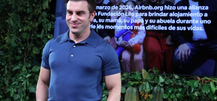 El director ejecutivo y cofundador de Airbnb, Brian Chesky, posa durante una entrevista con EFE este miércoles en Ciudad de México (México). EFE/Mario Guzmán