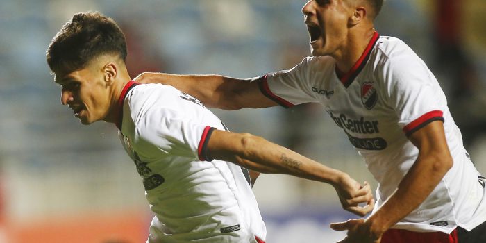 Brian Aguirre de Newell's celebra el primer gol frente a Audax Italiano, durante un partido válido por la fase de grupos de la Copa Conmebol Sudamericana 2023, este 4 de abril de 2023. EFE/ Esteban Garay.