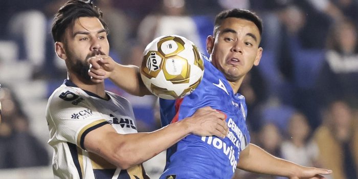 Carlos Rodríguez (d) de Cruz Azul disputa el balón con Rubén Duarte de Pumas este jueves, en el partido de ida de la final de la Liga MX entre Cruz Azul y Pumas en el estadio Ciudad de los Deportes en Ciudad de México (México). EFE/ José Méndez