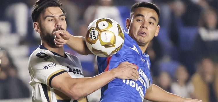 Carlos Rodríguez (d) de Cruz Azul disputa el balón con Rubén Duarte de Pumas este jueves, en el partido de ida de la final de la Liga MX entre Cruz Azul y Pumas en el estadio Ciudad de los Deportes en Ciudad de México (México). EFE/ José Méndez