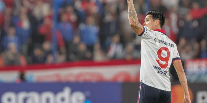 Rubén Bentancourt, del Nacional de Uruguay, fue registrado este miércoles, 3 de abril, al celebrar un gol que le anotó a Libertad de Paraguay, durante un partido del grupo H de la Copa Libertadores, en el estadio Gran Parque Central, en Montevideo (Uruguay). EFE/Gastón Britos
