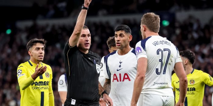 El jugador del Tottenham Micky van de Ven (d) recibe amarilla del árbitro Rade Obrenovic durante el partido de la fase de liga de la UEFA Champions League league que han jugado Tottenham Hotspur y Villarreal CF en Londres, Reino Unido. EFE/EPA/ANDY RAIN