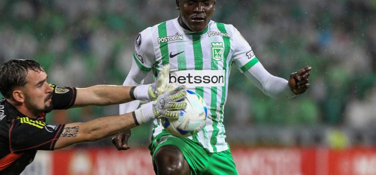 Kevin Viveros (d) de Nacional disputa un balón con Anthoni de Internacional en un partido de la fase de grupos de la Copa Libertadores. EFE/ STR