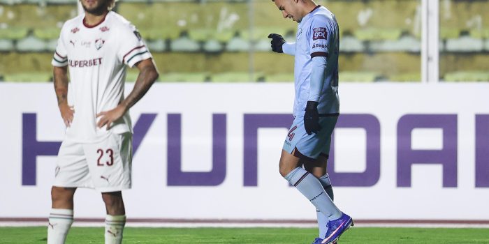 Robson Matheus (d), de Bolívar, celebra uno de sus dos goles ante Fluminense en juego por la Copa Libertadores en el estadio Hernando Siles de La Paz. EFE/Luis Gandarillas