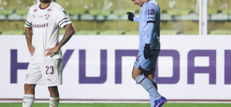 Robson Matheus (d), de Bolívar, celebra uno de sus dos goles ante Fluminense en juego por la Copa Libertadores en el estadio Hernando Siles de La Paz. EFE/Luis Gandarillas