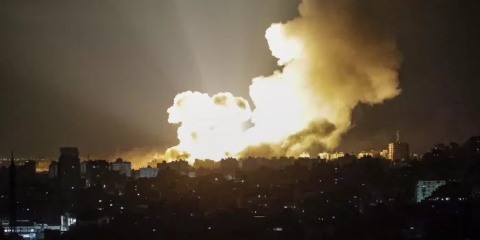 El humo se eleva tras un ataque aéreo israelí en el barrio de Al-Ramal en la ciudad de Gaza. EFE/EPA/Mohammed Saber