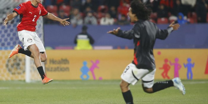 Jugadores de la selección sub-20 de Egipto celebran este viernes el triunfo de remontada por 2-1 sobre Chile en partido de cierre del Grupo A del Mundial de la categoría jugado en el estadio Nacional de Santiago. EFE/ Esteban Garay