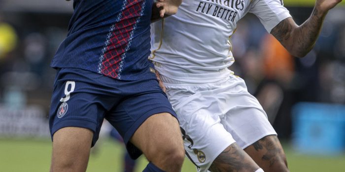 El central brasileño Éder Militão (d) reapareció este martes tras recuperarse de una grave lesión de rodilla, pero el balance fue negativo para toda la plantilla del Real Madrid, que se despidió del Mundial de Clubes con una goleada por 4-0 propinada por el PSG en el estadio MetLife de Nueva York. EFE/Ángel Colmenares