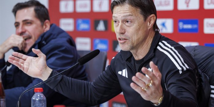 Fotografía tomada el 20 de marzo de 2026 al entrenador del Sevilla, el argentino Matías Almeyda, quien este sábado dijo que su equipo jugó "un partido muy malo" en casa ante el Valencia y se declaró responsable de la derrota por 0-2. EFE/Julio Munoz