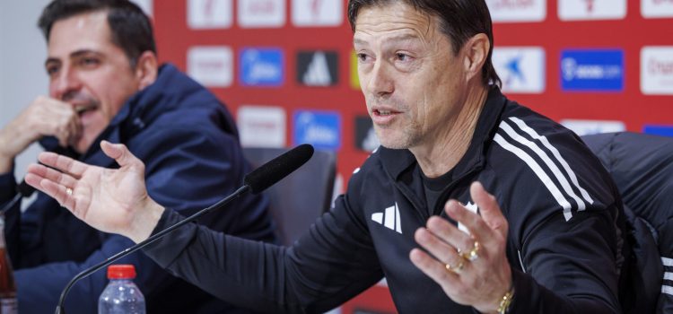 Fotografía tomada el 20 de marzo de 2026 al entrenador del Sevilla, el argentino Matías Almeyda, quien este sábado dijo que su equipo jugó "un partido muy malo" en casa ante el Valencia y se declaró responsable de la derrota por 0-2. EFE/Julio Munoz