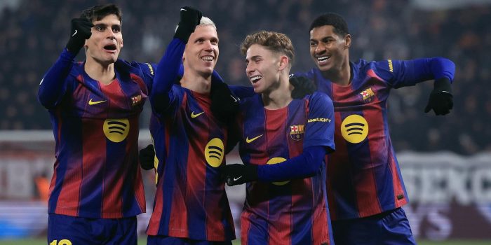 El jugador del Barcelona Dani Olmo (2-I) durante el partido de la UEFA Champions League que han jugado SK Slavia Praha y FC Barcelona, en Praga, República Checa. EFE/EPA/MARTIN DIVISEK