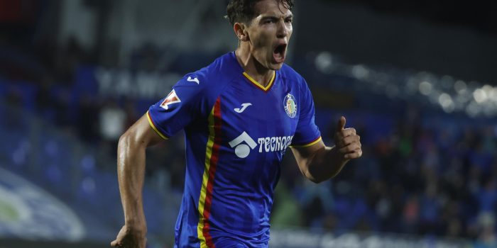 El centrocampista del Getafe, Mario Martín (d) celebra el primer gol del equipo madrileño durante el encuentro correspondiente a la jornada 11 de Laliga EA Sports que disputan hoy viernes en el Coliseum de Getafe. EFE / Juanjo Martín.