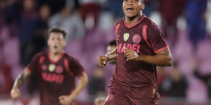 Yoshan Valois, de Lanús, celebra un gol en un partido de la fase de grupos de la Copa Libertadores entre Lanús y Always Ready en el estadio Ciudad de Lanús en Lanús (Argentina). EFE/Juan Ignacio Roncoroni