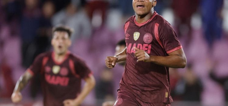 Yoshan Valois, de Lanús, celebra un gol en un partido de la fase de grupos de la Copa Libertadores entre Lanús y Always Ready en el estadio Ciudad de Lanús en Lanús (Argentina). EFE/Juan Ignacio Roncoroni