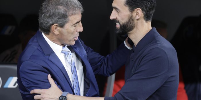MADRID, 14/05/2026.- El entrenador del Real Madrid, Álvaro Arbeloa (d) saluda al del Oviedo, Guillermo Almada, antes del partido de LaLiga entre el Real Madrid y el Real Oviedo, este jueves en el estadio Santiago Bernabéu de Madrid. EFE/ Juanjo Martín