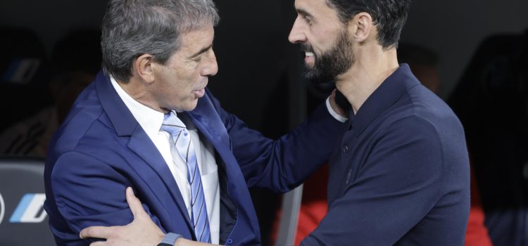 MADRID, 14/05/2026.- El entrenador del Real Madrid, Álvaro Arbeloa (d) saluda al del Oviedo, Guillermo Almada, antes del partido de LaLiga entre el Real Madrid y el Real Oviedo, este jueves en el estadio Santiago Bernabéu de Madrid. EFE/ Juanjo Martín