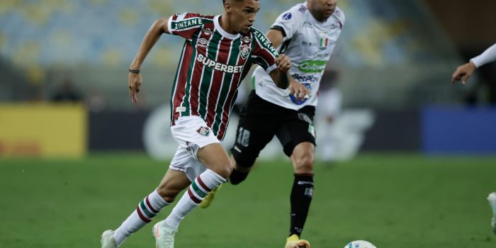Riquelme Silva (i) de Fluminense disputa el balón con Jeider Riquett de Once Caldas. EFE/ Andre Coelho