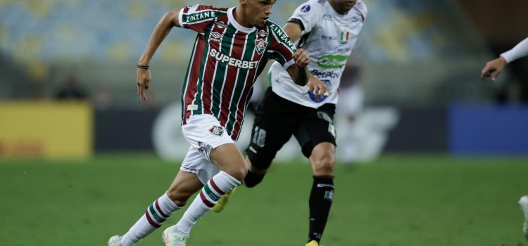 Riquelme Silva (i) de Fluminense disputa el balón con Jeider Riquett de Once Caldas. EFE/ Andre Coelho