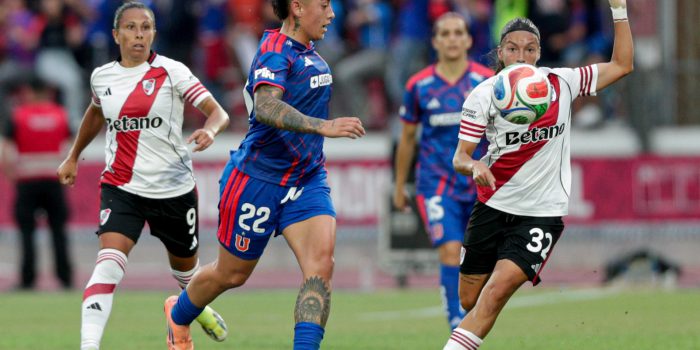 Valentina Díaz (c), de Universidad de Chile, disputa el balón con Julieta Romero (d), de River Plate, durante el partido amistoso de pretemporada jugado este sábado en el Estadio Nacional de Santiago. EFE/ Ailen Díaz